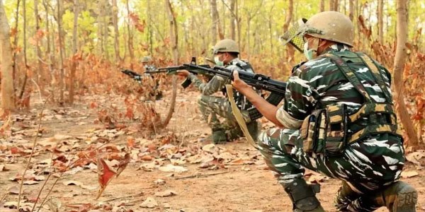 छत्तीसगढ़-महाराष्ट्र सीमा पर अबूझमाड़ में नक्सलियों से मुठभेड़ जारी: तीन नक्सलियों के मारे जाने और AK-47, इंसास राइफल बरामद होने की खबर