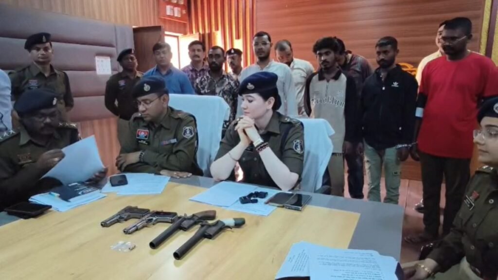 पुलिस की बड़ी कार्रवाई: हथियार लहराकर दहशत फैलाने वाले 7 आरोपी गिरफ्तार
