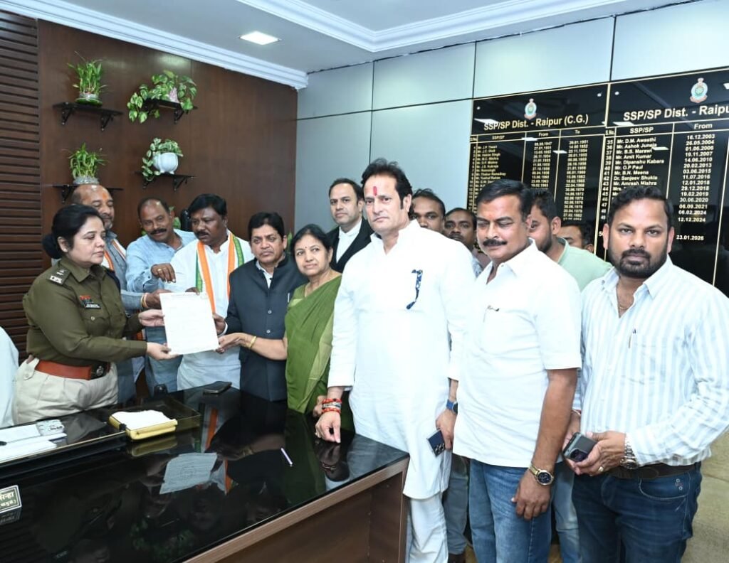 रायपुर में बढ़ते अपराध को लेकर कांग्रेस का प्रतिनिधि मंडल आज रायपुर कमिश्नर संजीव शुक्ला एवं ग्रामीण एसपी श्वेता सिन्हा से मुलाकात की