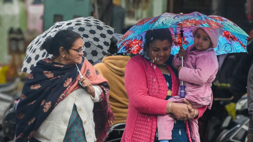 अगले 48 घंटे भारी! उत्तर भारत के 11 राज्यों में बारिश का रेड अलर्ट, घर से निकलने से पहले देख लें IMD की चेतावनी अगले 48 घंटे भारी! उत्तर भारत के 11 राज्यों में बारिश का रेड अलर्ट, घर से निकलने से पहले देख लें IMD की चेतावनी