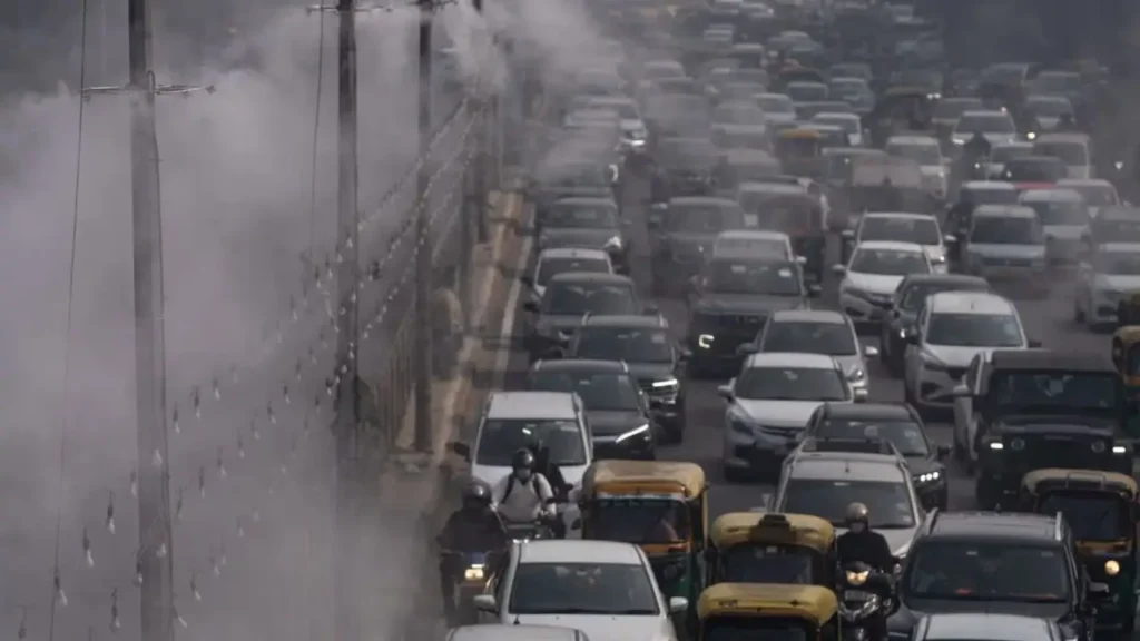 दिल्ली में पुरानी गाड़ियों पर सख्ती, 10-15 साल पुरानी वाहन जब्त होंगे