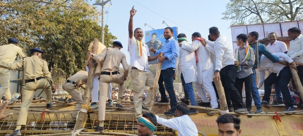 भाजपा की जनविरोधी नीतियों के खिलाफ कांग्रेस का उग्र कलेक्ट्रेट घेराव