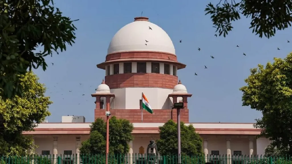 सुप्रीम कोर्ट ने फ्रीबीज पर दी सख्त चेतावनी, रोजगार पर दें ध्यान सुप्रीम कोर्ट ने फ्रीबीज पर दी सख्त चेतावनी, रोजगार पर दें ध्यान