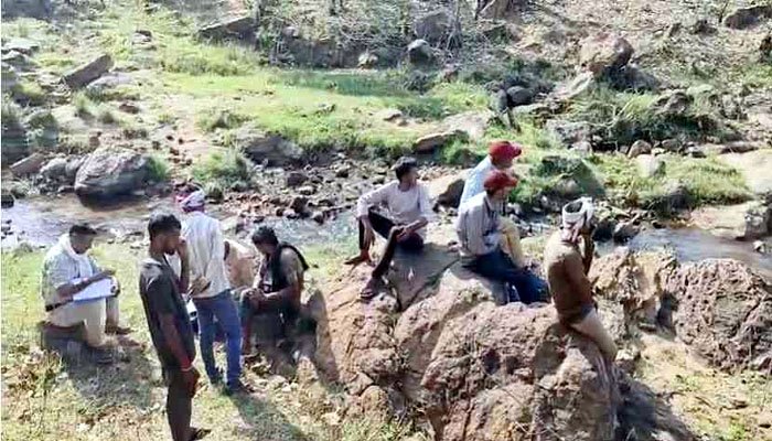 बेजुबान लकड़बग्घा तड़पता रहा,