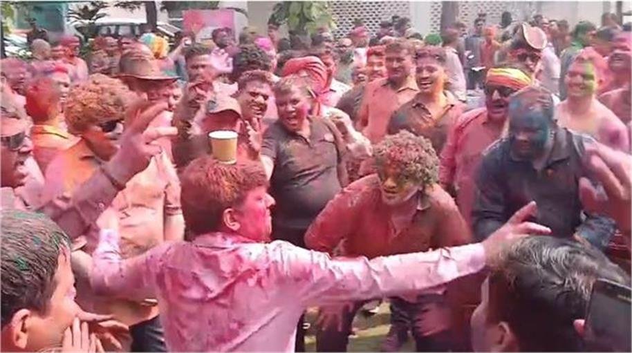 पुलिस लाइन में जमकर खेली गई होली, फिल्मी गानों पर SSP अनुराग आर्य सहित मस्ती में डूबे पुलिसकर्मी