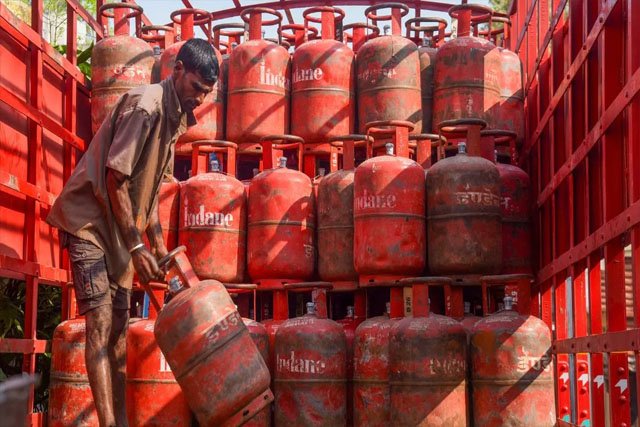 LPG Price Hike: इजरायल-ईरान जंग के बीच भारत में महंगी हुई रसोई गैस… इतने रुपए बढ़ गए दाम, जानें नई कीमत..!!