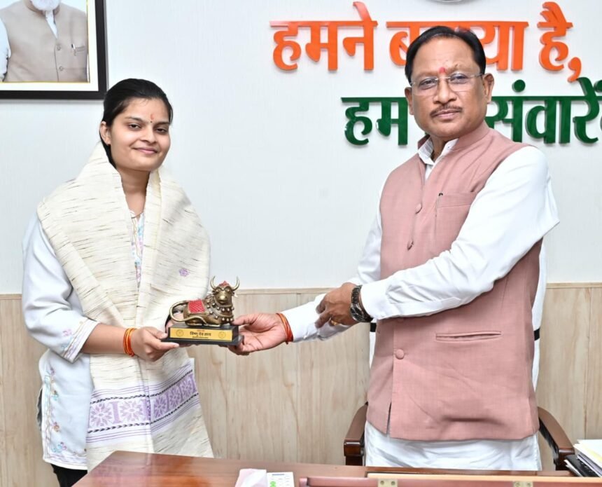 CG : यूपीएससी सिविल सेवा परीक्षा में 35वीं रैंक प्राप्त करने वाली वैभवी अग्रवाल को मुख्यमंत्री ने दी बधाई