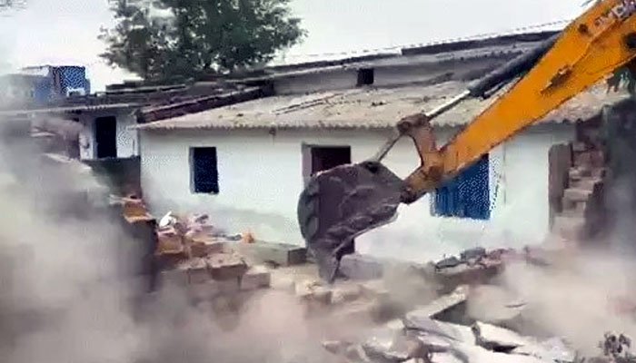 अतिक्रमण हटाने पर बवाल