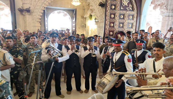  माँ बम्लेश्वरी मंदिर में की पूजा-अर्चना