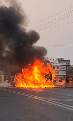 राजधानी में चलती कार में लगी भीषण आग,चालक ने कूदकर बचाई जान