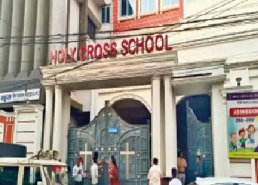 Nagar Nigam Action : नोटिस पर भी नहीं जागे स्कूल…! होली क्रॉस स्कूल बैरन बाजार और शैलेंद्र नगर पर 58 लाख का बकाया…दोनों स्कूल सील Municipal Corporation Action: Schools failed to respond to notices! Holy Cross, Baron Bazar, and Shailendra Nagar owe 58 lakh rupees... Both schools sealed.