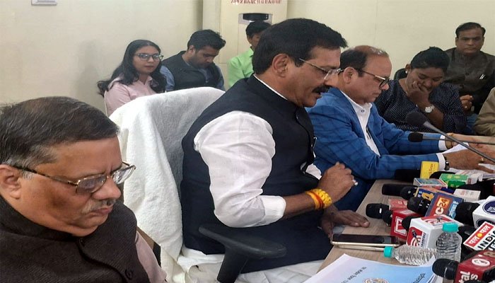 जनवरी में आयोजित पत्रकार वार्ता में चेयरमैन केदार गुप्ता के साथ अधिकारी कांडे और श्रीवास्तव (फाइल फोटो)