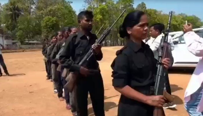 4 हार्डकोर नक्सलियों के साथ पुलिस के सामने डाला हथियार