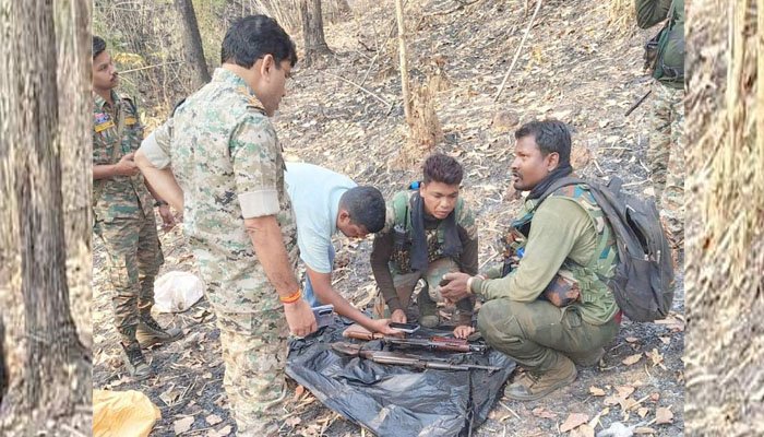 नक्सल विरोधी अभियान में बड़ी सफलता, जंगल से हथियारों का डंप बरामद जंगल से हथियारों का डंप बरामद