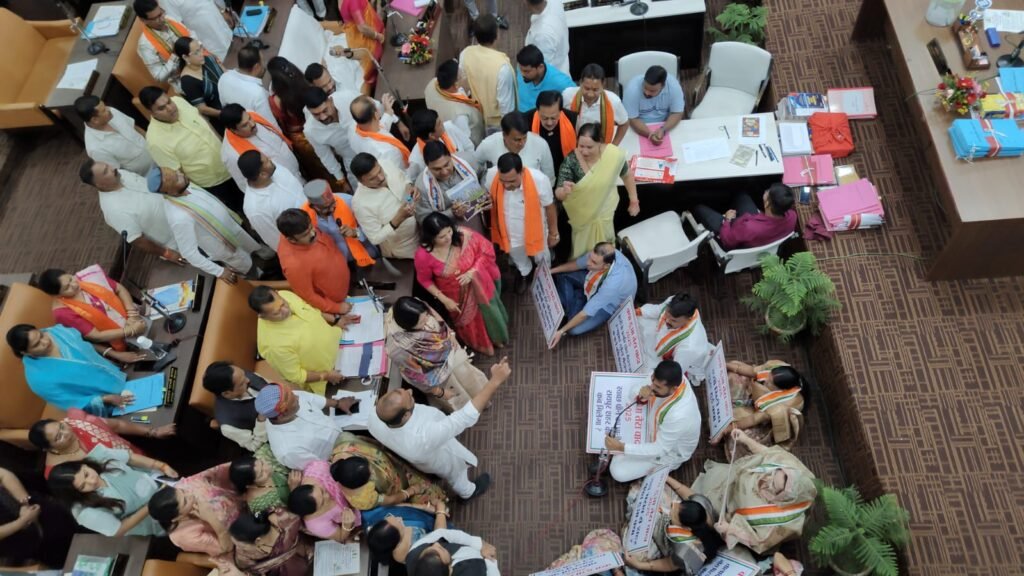 Budget Session : रायपुर निगम बजट सत्र से पहले बवाल…! ’15 साल का हिसाब’ पर भिड़े पार्षद…सभापति की समझाइश भी बेअसर…देखें Video Budget Session: Uproar Ahead of Raipur Municipal Budget Session! Councilors Clash Over '15-Year Accountability'—Chairman's Mediation Proves Futile... Watch Video