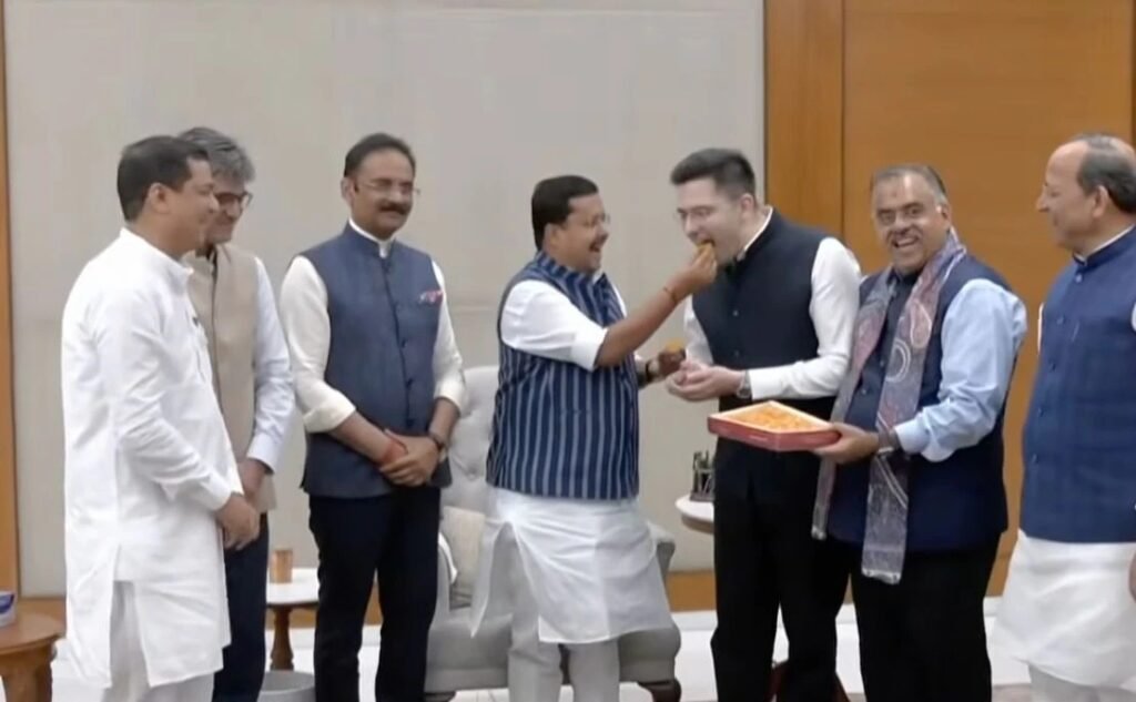 AAP Crisis: The Biggest Rebellion Within AAP...! Raghav Chadha Joins BJP... Takes 7 Out of 10 MPs With Him... Nitin Nabin Offers Sweets.