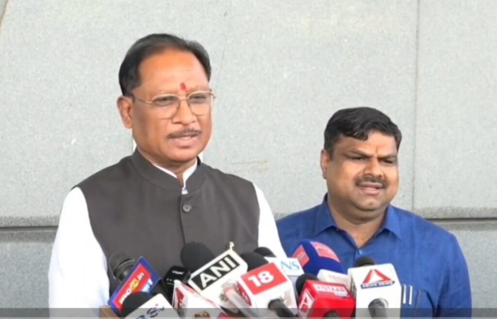 CM Sai Delhi Visit : दिल्ली से लौटे CM साय…! PM मोदी को दिया रोडमैप…बस्तर विकास को लेकर कही ये बड़ी बातें…यहां सुनिए VIDEO CM Sai's Delhi Visit: CM Sai Returns from Delhi! Presented a Roadmap to PM Modi... Made Key Statements Regarding Bastar's Development... Watch the Video Here.