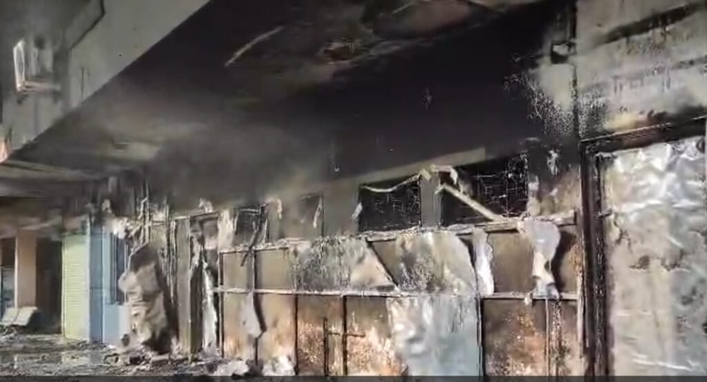 Pandri Bus Stand Fire: Major Tragedy in Raipur...! Massive Blaze Erupts in Pandri... Shops Reduced to Ashes... People Flee in Panic... Watch the Terrifying Video Here.
