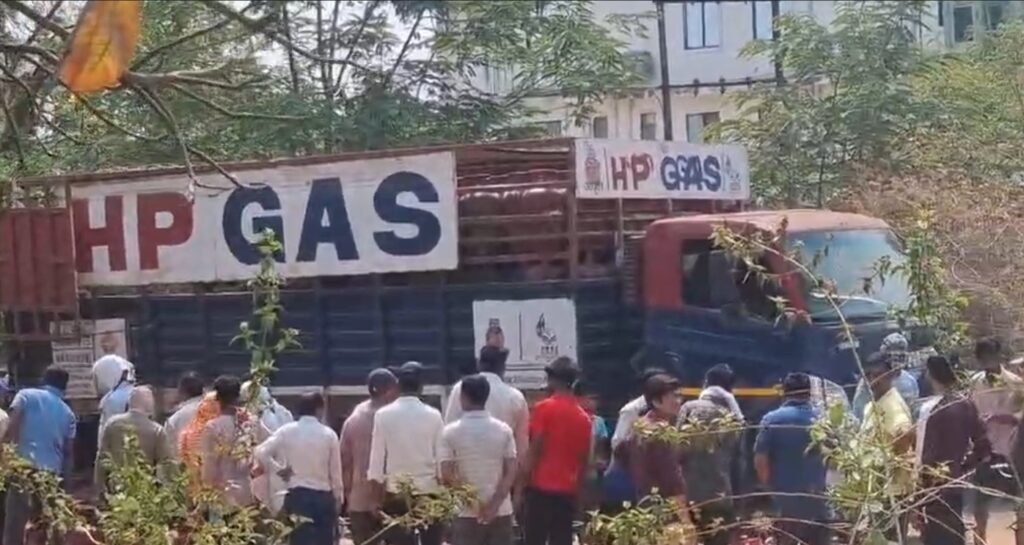 Gas Cylinder Shortage: Chaos over gas cylinders in Gariaband! Long queues... Video of scuffles goes viral—watch here.