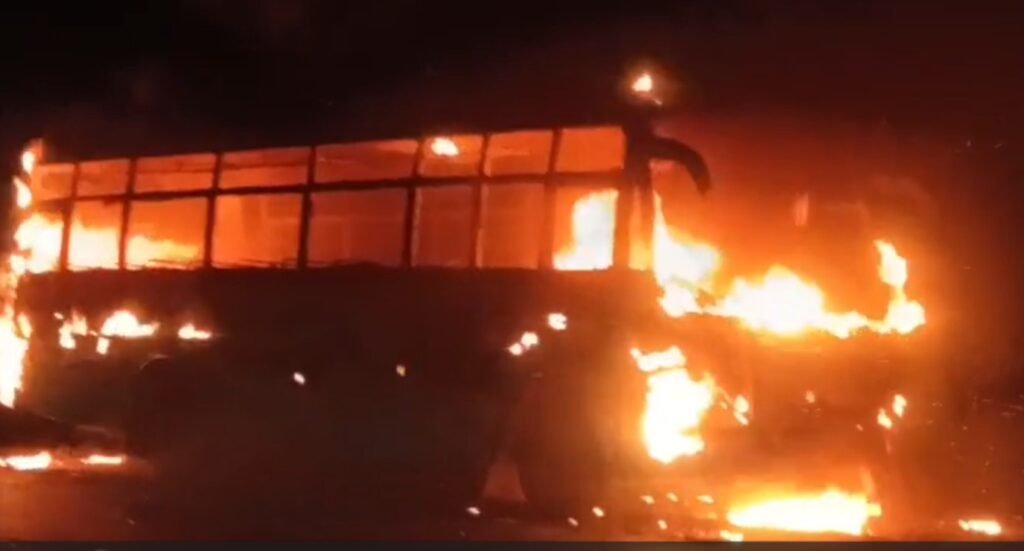 Wedding Bus Fire: Fire breaks out in a wedding party bus in Balod! Passengers jump to safety... Major tragedy averted... Watch VIDEO here.
