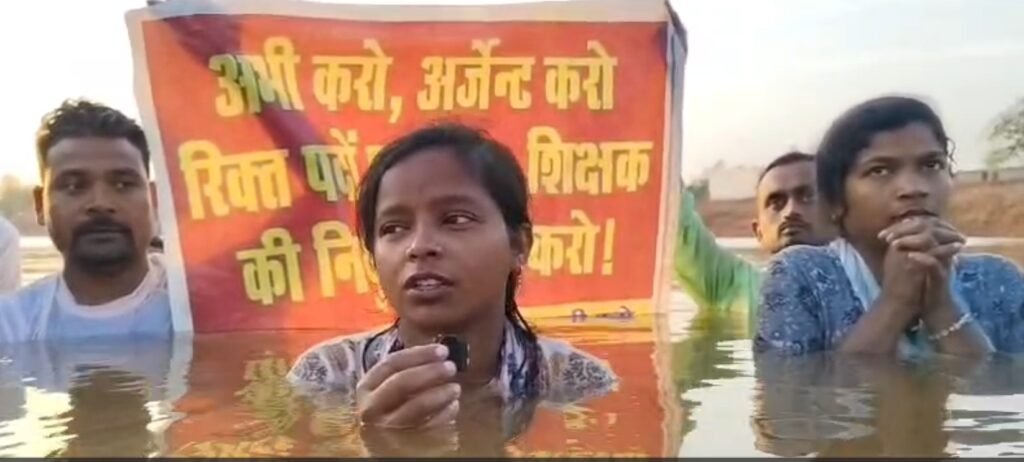 D.Ed Candidates: The 98th day of protests by candidates in Chhattisgarh...! 'Jal Samadhi' (Water Protest) in the hope of justice... Candidates, submerged in water up to their necks, put forward these demands... Watch VIDEO here.
