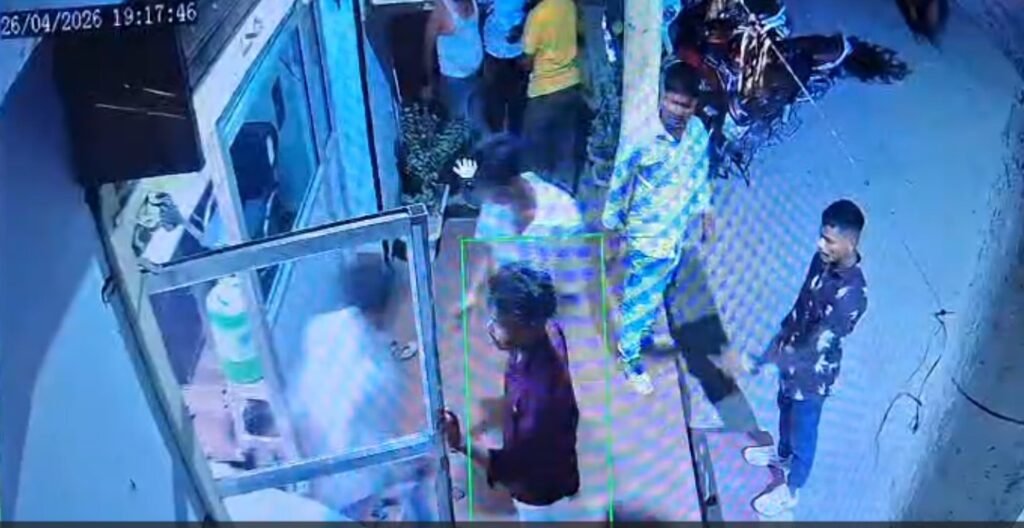 Bus Office Loot : रायगढ़ बस ऑफिस में घुसकर तोड़फोड़…! स्टाफ से मारपीट और नकदी लूट…CCTV में कैद वारदात Bus Office Robbery: Vandalism at Raigarh Bus Office—Intruders Assault Staff and Loot Cash... Crime Caught on CCTV