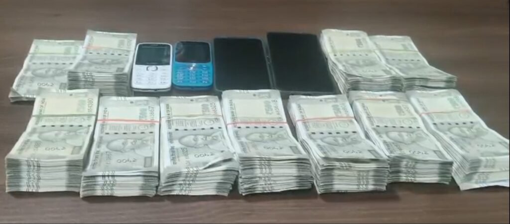 Online Betting Bust: Major Crackdown by Kabir Nagar Police... Online Cricket Betting Racket Operating Near Railway Tracks... 2 Accused Arrested with ₹5 Lakh in Cash... Watch Video Here.