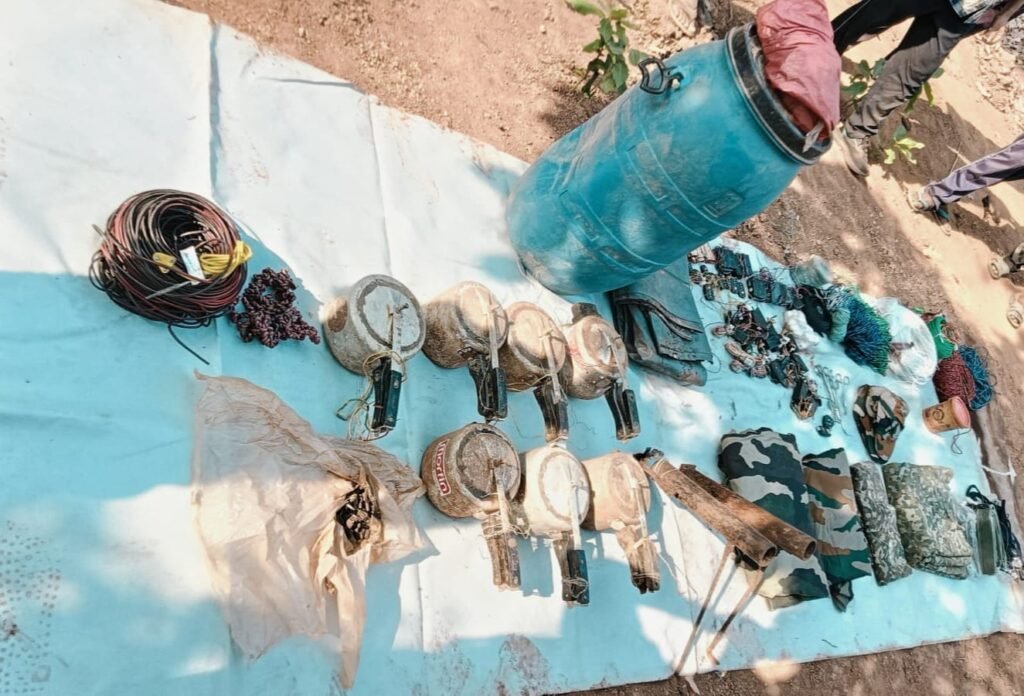 Kanker Naxal Operation : नक्सल विरोधी अभियान में बड़ी सफलता…! भारी मात्रा में विस्फोटक सामग्री बरामद…यहां देखें Video Kanker Naxal Operation: Major Success in Anti-Naxal Campaign...! Large Cache of Explosives Recovered... Watch Video Here