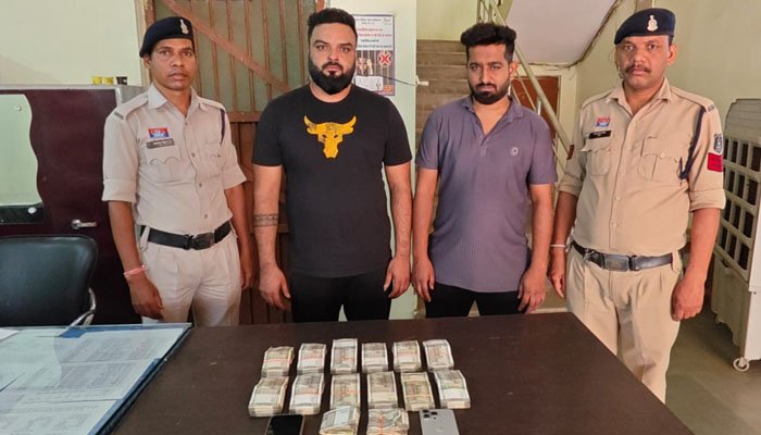 हाई-प्रोफाइल जुआ अड्डे का भंडाफोड़, मर्सिडीज कार और 6.34 लाख नगद बरामद हाई-प्रोफाइल जुआ अड्डे का भंडाफोड़