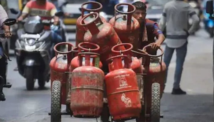 प्रवासी मज़दूरों को राहत: 5kg LPG सिलेंडरों का कोटा दोगुना, बिना पते के मिलेगा गैस कनेक्शन प्रवासी मज़दूरों को राहत