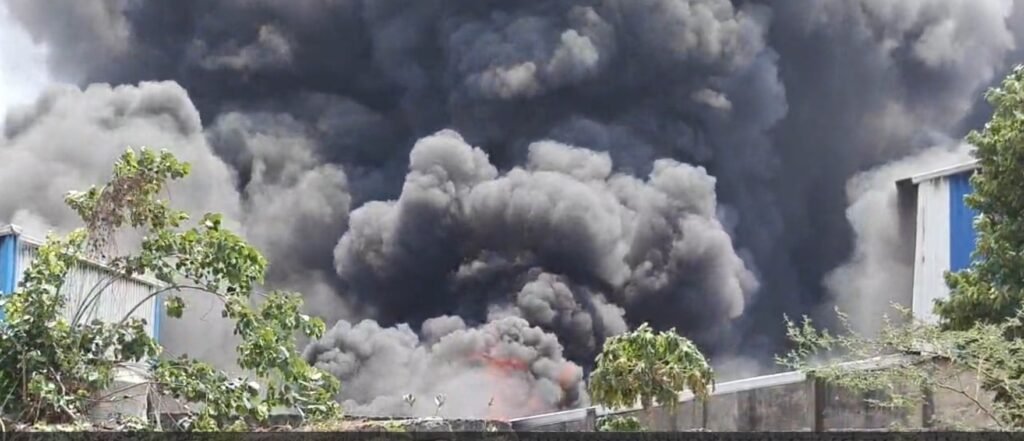 Saddu Factory Fire: Massive Blaze in Raipur! Plastic Factory in Saddu Engulfed in Flames... Firefighting Teams on the Scene... Efforts to Extinguish the Fire Underway (Video)