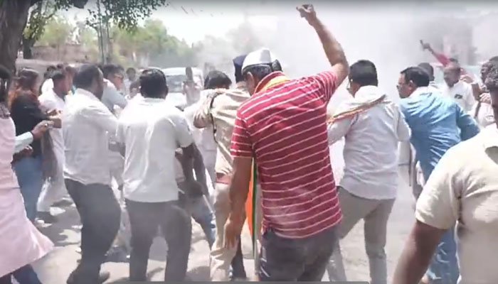 खड़गे पर टिप्पणी को लेकर रायपुर में कांग्रेस का विरोध, पुतला दहन के दौरान पुलिस से झूमाझटकी पुतला दहन के दौरान पुलिस से झूमाझटकी