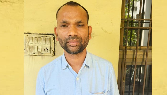 रायपुर में ACB की बड़ी कार्रवाई: RTO का बाबू 14 हजार रिश्वत लेते रंगे हाथ गिरफ्तार रिश्वत लेते रंगे हाथ गिरफ्तार