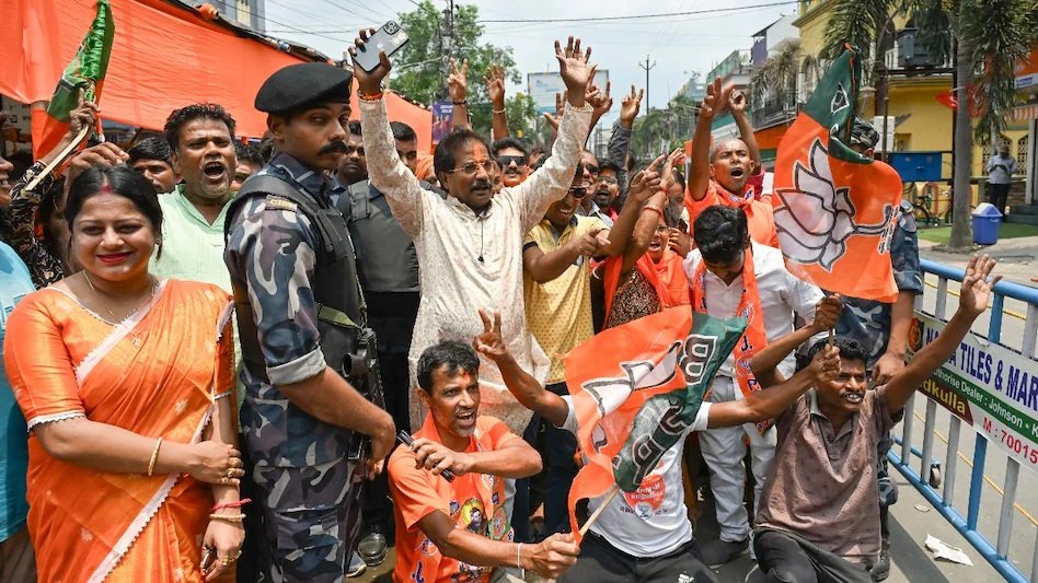 WB Election Result 2026 : सन्नाटा vs जश्न…BJP में दिवाली जैसा माहौल…TMC दफ्तर सूना…! ममता के घर के बाहर लगे ‘जयश्री राम’ के नारे…बंगाल चुनाव रुझानों ने बदली सियासत WB Election Results 2026: Silence vs. Celebration... A Diwali-like atmosphere prevails in the BJP camp, while the TMC office wears a deserted look! 'Jai Shri Ram' slogans ring out outside Mamata's residence—the Bengal election trends have reshaped the political landscape.