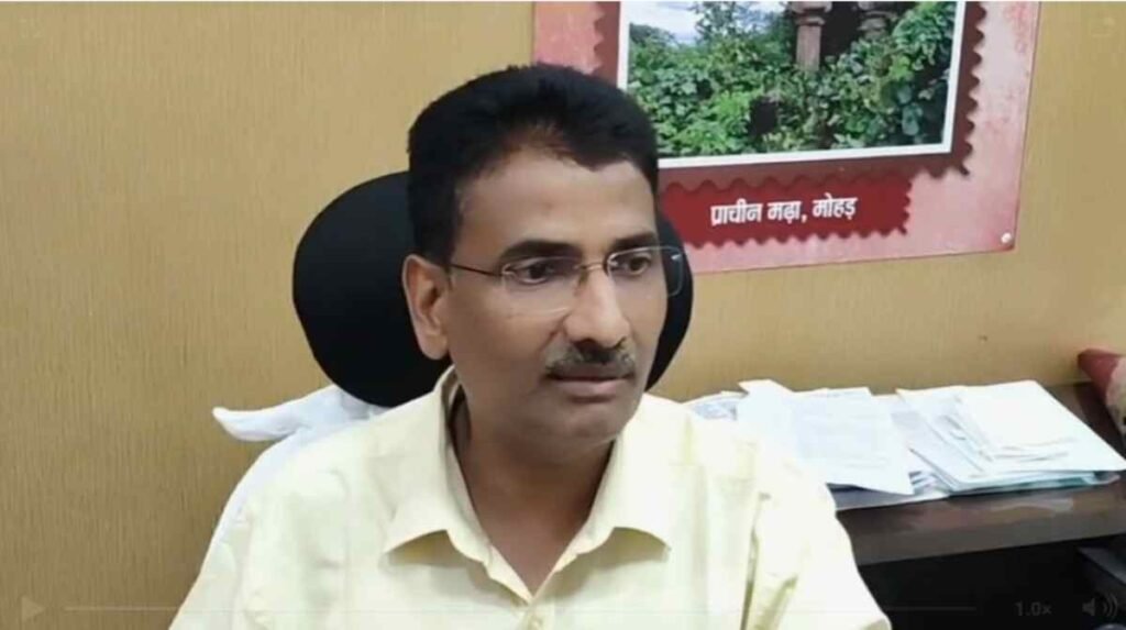 Spy Scandal : फोन बंद…फिर भी सुनाई दे रही थी बातचीत…! कलेक्टर ने पकड़ी बड़ी जासूसी…बंद फोन बना सीक्रेट लिस्निंग डिवाइस…कलेक्टर ऑफिस में हड़कंप Spy Scandal: Phone Switched Off... Yet Conversations Could Still Be Heard! Collector Uncovers Major Espionage Plot—Switched-Off Phone Turned into a Secret Listening Device—Uproar at the Collector's Office.