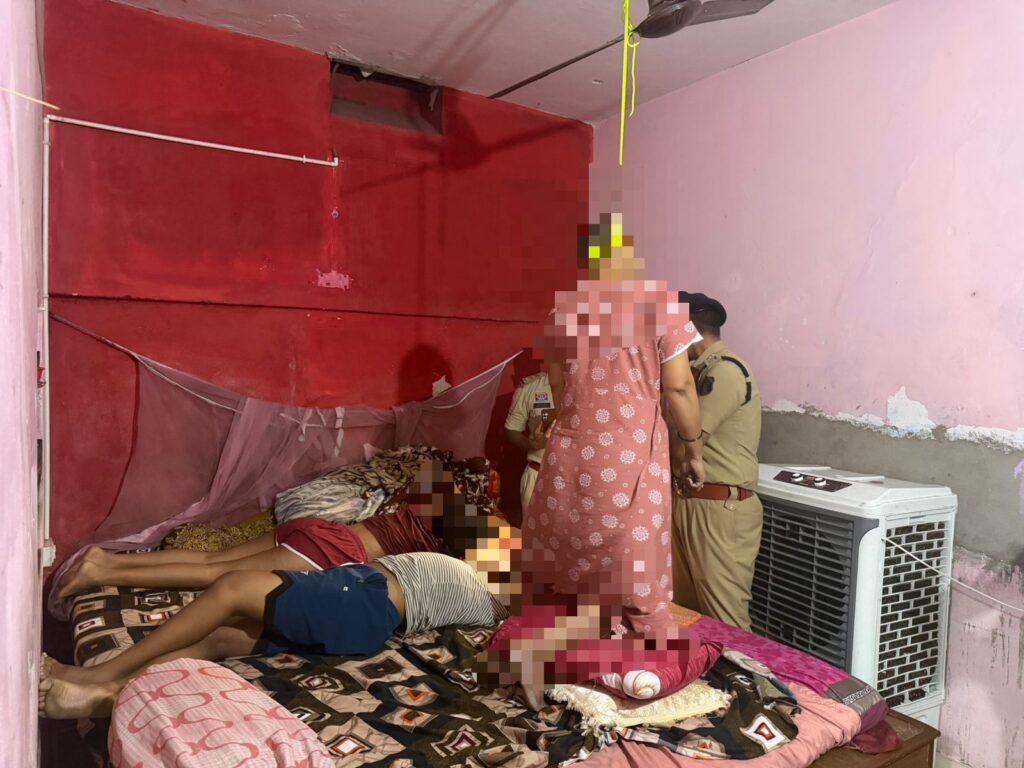 Family Suicide Case : दुर्ग में सामूहिक आत्महत्या…! पहले दो मासूम बच्चों को उतारा मौत के घाट…फिर पति-पत्नी ने लगा ली फांसी…यहां देखें VIDEO Family Suicide Case: Mass Suicide in Durg...! First, Two Innocent Children Were Put to Death... Then, the Husband and Wife Hanged Themselves... Watch VIDEO Here.