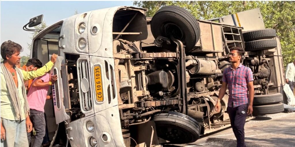 Bus Accident : छत्तीसगढ़ में बड़ा सड़क हादसा…! कोरबा से सरायपाली जा रही यात्रियों से भरी बस पलटी…कई घायल Bus Accident: Major Road Mishap in Chhattisgarh! Passenger-filled bus traveling from Korba to Saraipali overturns... Several injured.