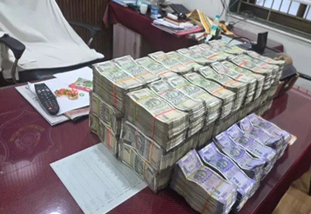 Cash Seized in Car : वाहन चेकिंग में बड़ा खुलासा…! अर्टिगा कार से निकले करोड़ों रुपए…2.56 करोड़ कैश सीज…पुलिस ने आयकर विभाग को दी सूचना Cash Seized in Car: Major Revelation During Vehicle Check! Crores of Rupees Recovered from an Ertiga Car... ₹2.56 Crore in Cash Seized... Police Inform Income Tax Department.