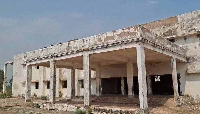 2018 में बना 100 बिस्तरों का अस्पताल अब खंडहर, स्वास्थ्य सुविधाओं की बदहाली से ग्रामीण परेशान 100 बिस्तरों का अस्पताल अब खंडहर