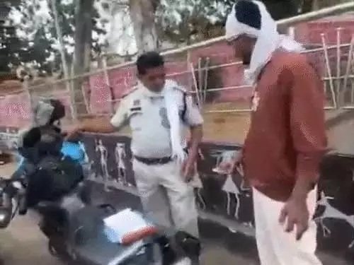 Traffic Police : चालान के बदले 200 रुपए लेते कैमरे में कैद SI…! दुर्ग पुलिस की बड़ी किरकिरी…लाइन अटैच Traffic Police: SI Caught on Camera Accepting ₹200 in Exchange for Waiving a Fine...! Major Embarrassment for Durg Police... 'Line Attached' (Reassigned to Headquarters)