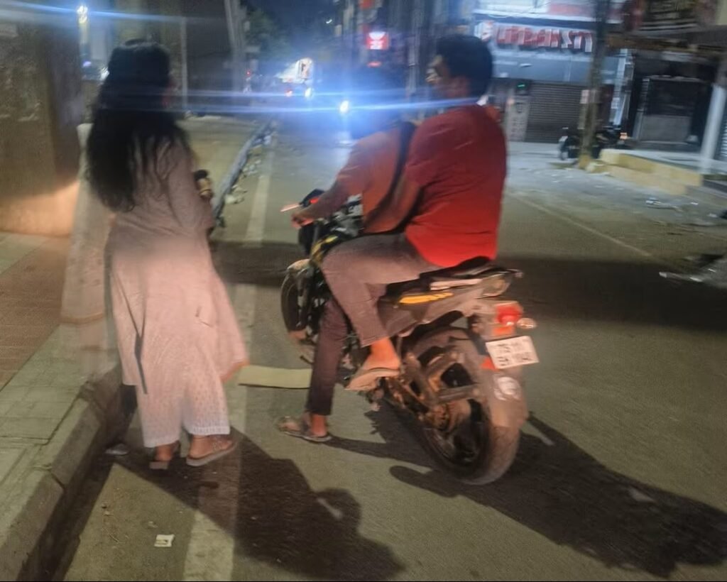 Women Safety : OMG…सादे कपड़ों में बस स्टैंड पहुंचीं IPS अफसर…! रातभर बदमाशों से घिरी रहीं…खुली सुरक्षा व्यवस्था की पोल Women's Safety: OMG... IPS Officer Arrives at Bus Stand in Plain Clothes! Surrounded by Miscreants All Night... Exposes the Flaws in Security Arrangements.