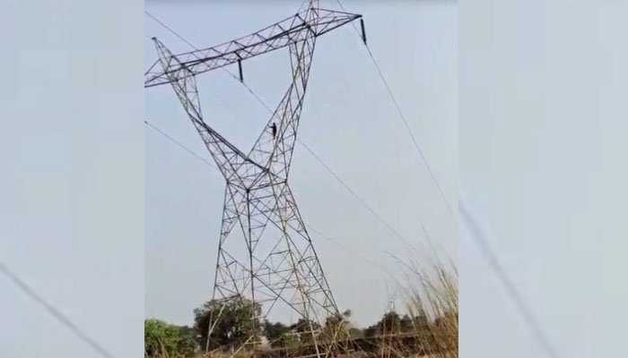 कोरबा में ‘शोले’ जैसा हाईवोल्टेज ड्रामा: पत्नी को मनाने 150 फीट टॉवर पर चढ़ा युवक, ढाई घंटे बाद उतरा पत्नी को मनाने 150 फीट टॉवर पर चढ़ा युवक