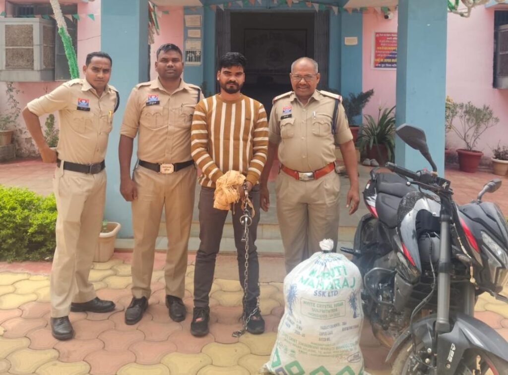 Ganja Seizure : गरियाबंद में ड्रग्स खुलासा…! 12 किलो गांजा के साथ नाबालिग सहित 2 तस्कर गिरफ्तार…ऑपरेशन निश्चय को बड़ी सफलता Ganja Seizure: Drugs Racket Busted in Gariaband! Two Smugglers—Including a Minor—Arrested with 12 kg of Ganja... Major Success for 'Operation Nishchay'