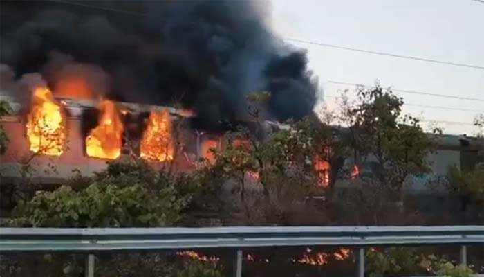 राजधानी एक्सप्रेस के एसी कोच में लगी भीषण आग, मची अफरा-तफरी राजधानी एक्सप्रेस के एसी कोच में लगी भीषण आग