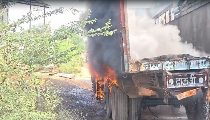 गरियाबंद ब्रेकिंग: चलती ट्रक में भीषण आग, ड्राइवर ने कूदकर बचाई जान चलती ट्रक में लगी भीषण आग, ड्राइवर ने खुद कर बचाई जान।