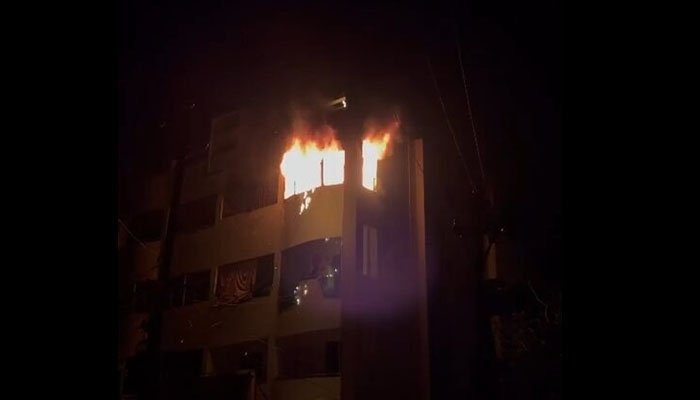 देर रात फ्लैट में भीषण आग: चौथे माले पर मचा हड़कंप, लाखों का सामान जलकर खाक देर रात फ्लैट में भीषण आग