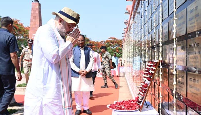 अमर वाटिका पहुंचे अमित शाह, शहीद जवानों को दी श्रद्धांजलि शहीद जवानों को दी श्रद्धांजलि