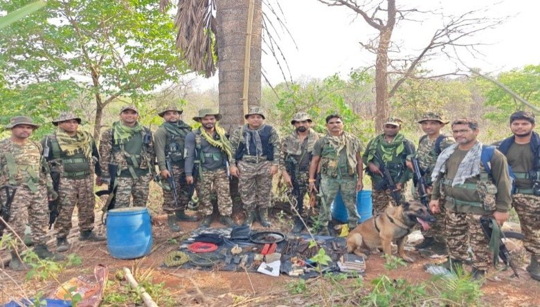 बीजापुर में CRPF की बड़ी कार्रवाई: जंगल में छिपा नक्सली डंप बरामद, 47 तरह की सामग्री जब्त