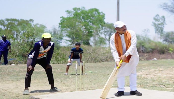 बच्चों संग खेला क्रिकेट
