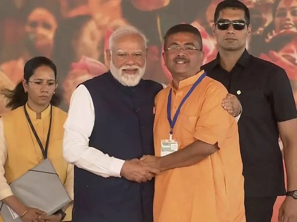 Bengal Bureaucracy Changes : बंगाल में CM शुभेंदु सरकार का बड़ा एक्शन…! ममता के करीबी 16 अफसर हटाए…पुलिस महकमे में भी बड़ा फेरबदल Bengal Bureaucracy Changes: CM Suvendu Sarkar Takes Major Action in Bengal! 16 Officers Close to Mamata Removed... Major Reshuffle in the Police Department as Well.
